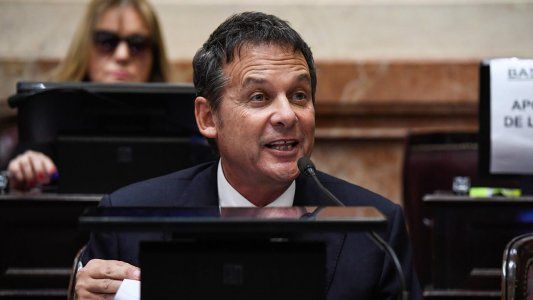 El senador Eduardo Costa está internado en estado delicado