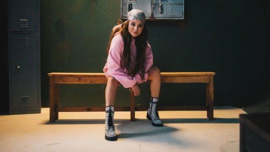 Karol Sevilla presenta su nuevo tema: Tus besos