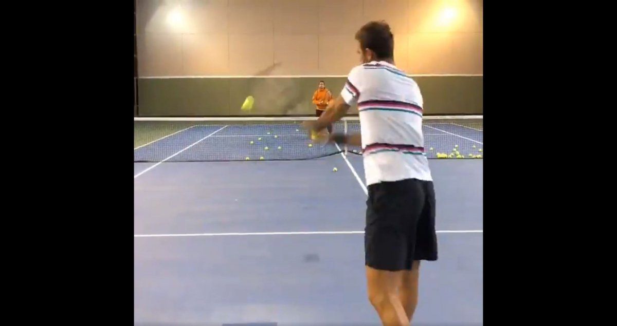 Del Potro volvió a pisar una cancha de tenis y comienza la cuenta regresiva para su regreso al circuito dentro de un mes