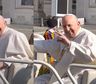 El insólito pedido alcohólico del Papa Francisco por su dolencia en la rodilla
