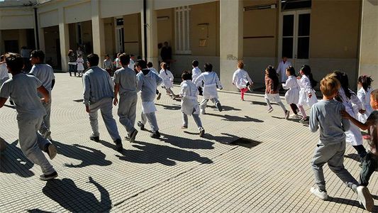 En la Provincia de Buenos Aires ya no es obligatorio el uso de barbijo en espacios al aire libre en las escuelas