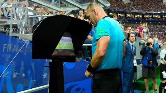 Polémica: el VAR obligó a Pitana a darle un penal a Francia