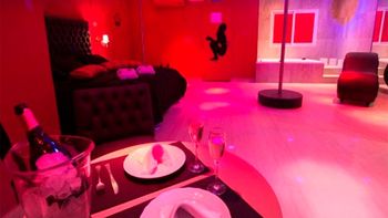 escandalo en un telo: eran once para una orgia, pero no les alcanzo la plata para pagar escandalo en un telo: eran once para una orgia, pero no les alcanzo la plata para pagar