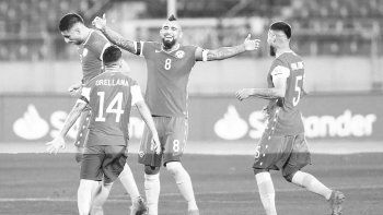 Claro, Rey: Chile le ganó 2-0 a Perú en Santiago con un doblete de Vidal y sumó su primer triunfo en las Eliminatorias