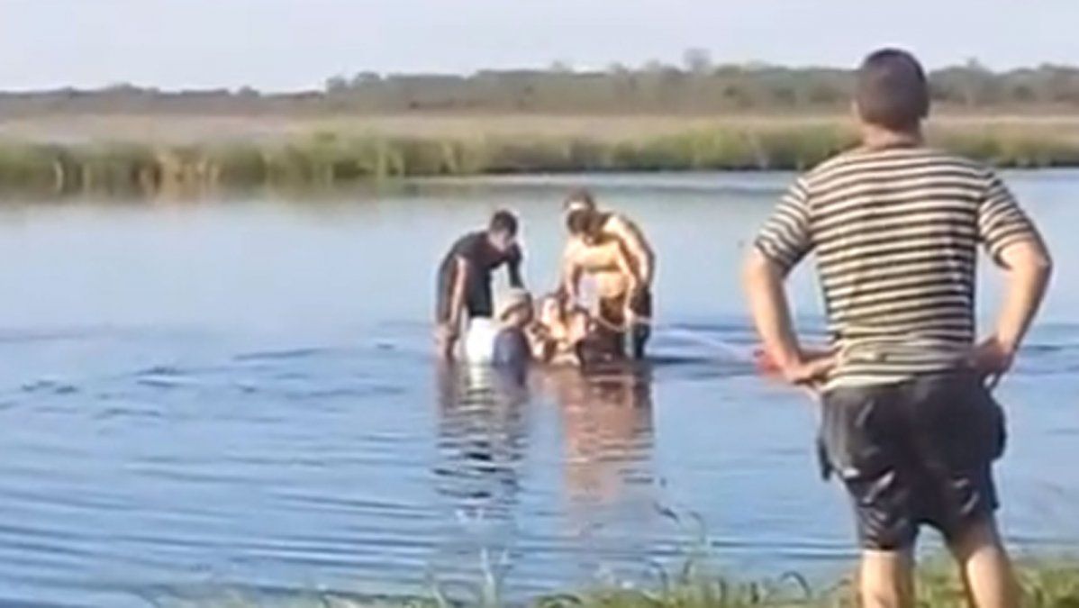 Intendente chaqueño cayó al agua con su camioneta y fue rescatado por productores que protestaban por las inundaciones