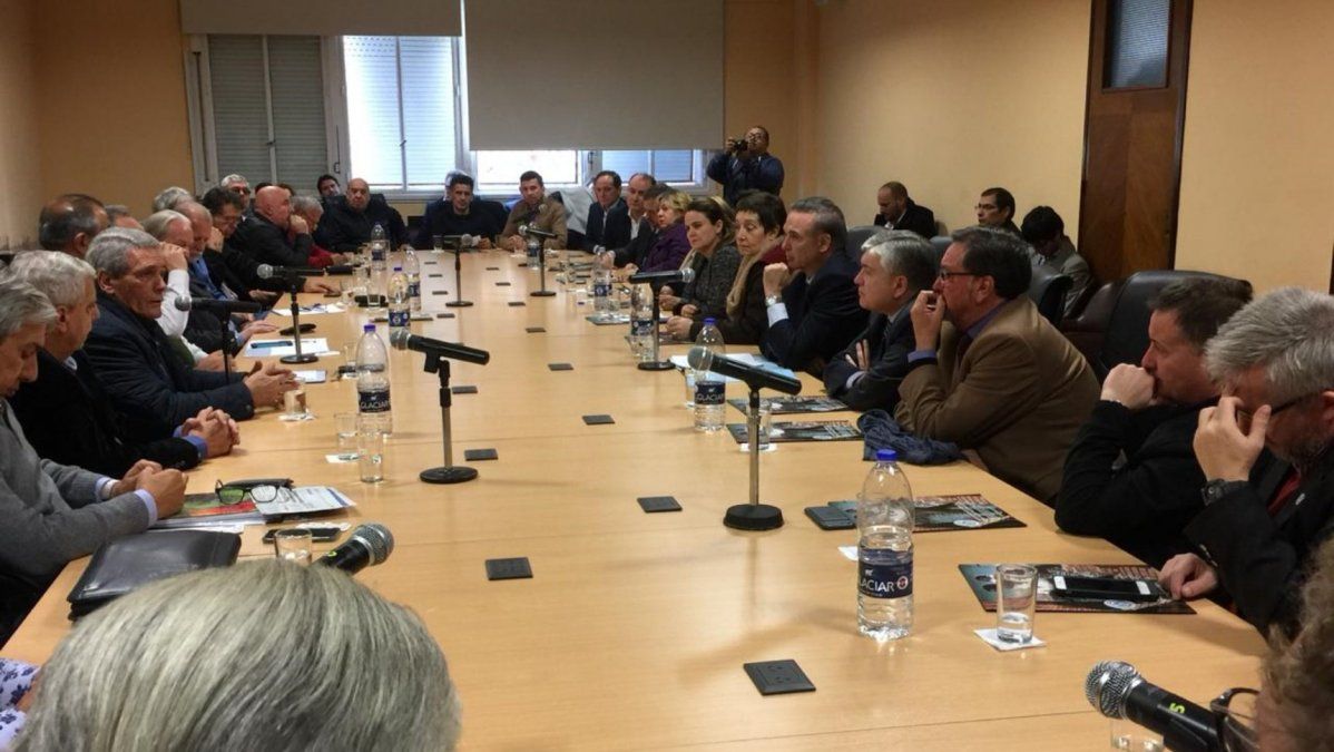 En la antesala al paro, la CGT y los senadores del PJ coincidieron en un diagnóstico: “No hay plan económico”