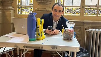José María Carambia, de Alianza por Santa Cruz, no tiene despacho en el Senado por eso se instaló en el pasillo. (Foto: Popular)