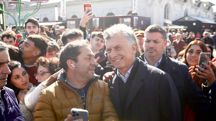 Mauricio Macri en La Rural: el seguimiento a una recorrida caótica y a pura euforia por Palermo