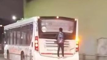 Una persona viajó colgada de un colectivo en el Puente Pueyrredón y quedó grabado.