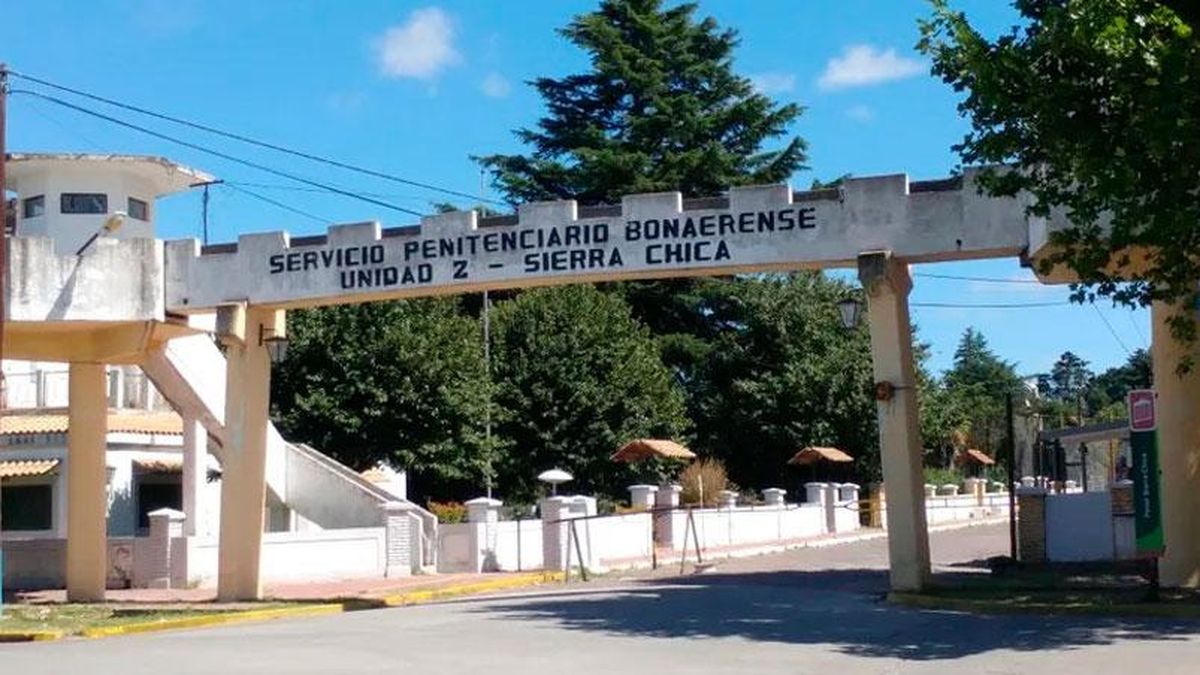 El establecimiento está ubicado a 12 kilómetros de Olavarría y a 350 kilómetros al sudoeste de la ciudad de Buenos Aires