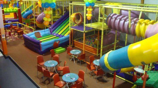 Una nena quedó en estado vegetativo tras recibir una descarga eléctrica en un pelotero durante su cumpleaños