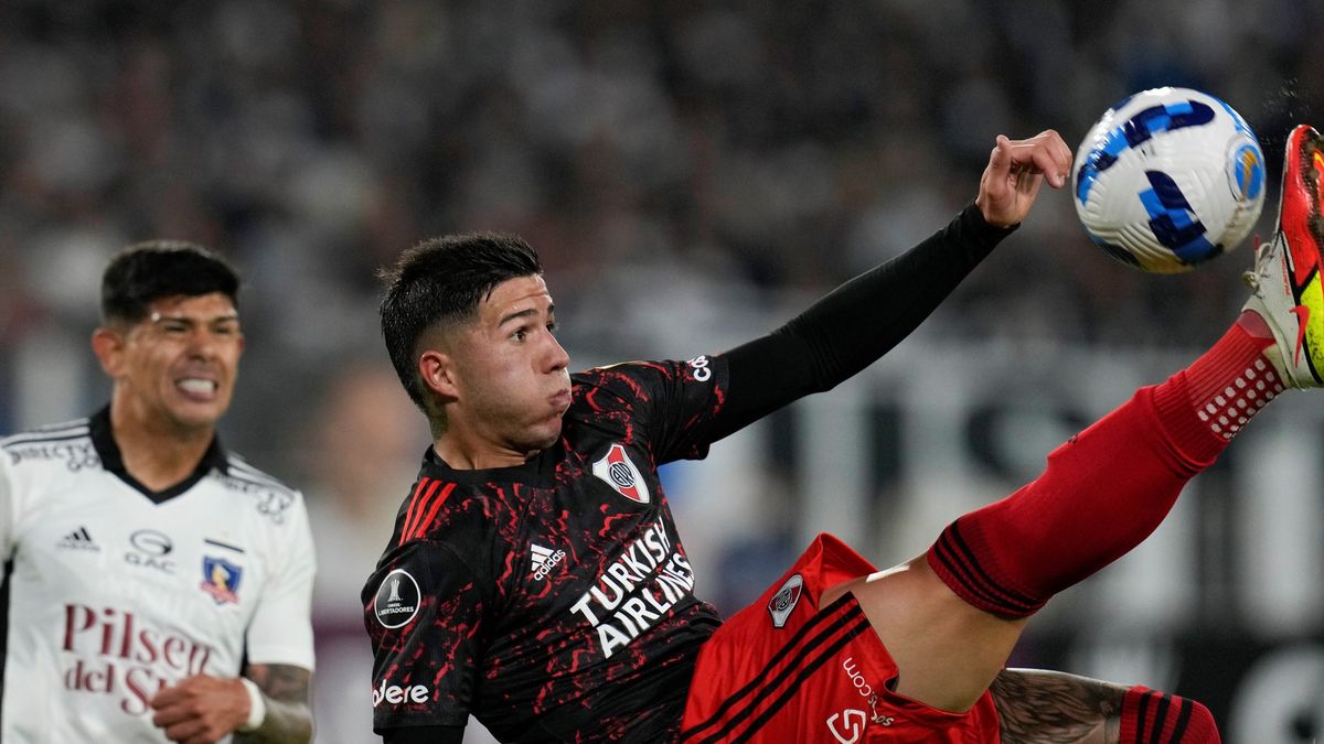 Enzo intenta una chilena en el partido de River.&nbsp;