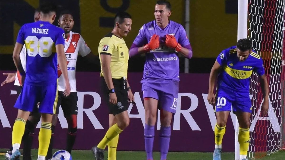 Boca le regaló camisetas a la terna arbitral del duelo ante Always Ready.