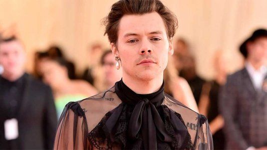 Se animó a todo: Harry Styles usó tacos, transparencias y aros en la gala del MET