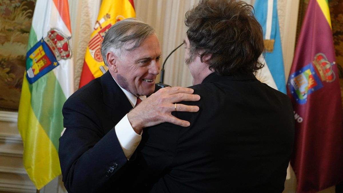El Presidente manifestó su admiración por el economista español, Jesús Huerta de Soto. (Foto: prensa presidencial).