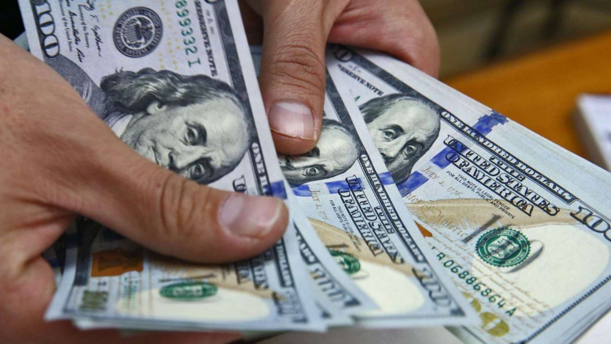 El dólar bajó 22 centavos y cerró en $42,30, pero el BCRA subió la tasa a más de 63%