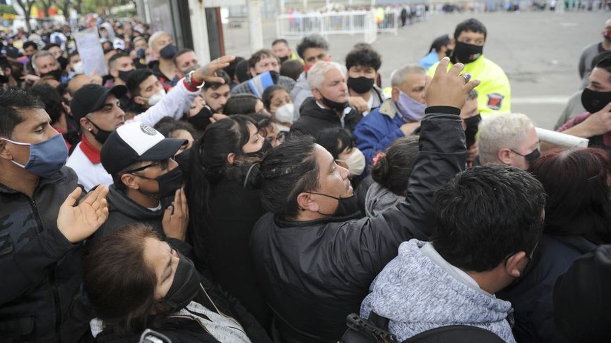 Argentina-Perú: hasta 15 cuadras de fila para retirar las entradas para ver a la Selección (Foto: Telam).