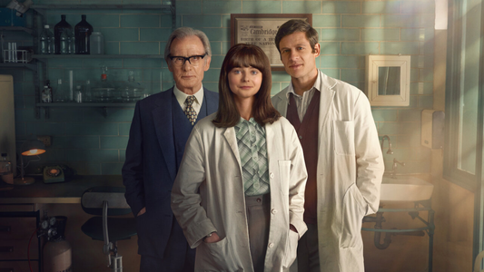 Joy, la película de Netflix que protagonizan Thomasin McKenzie y James Norton