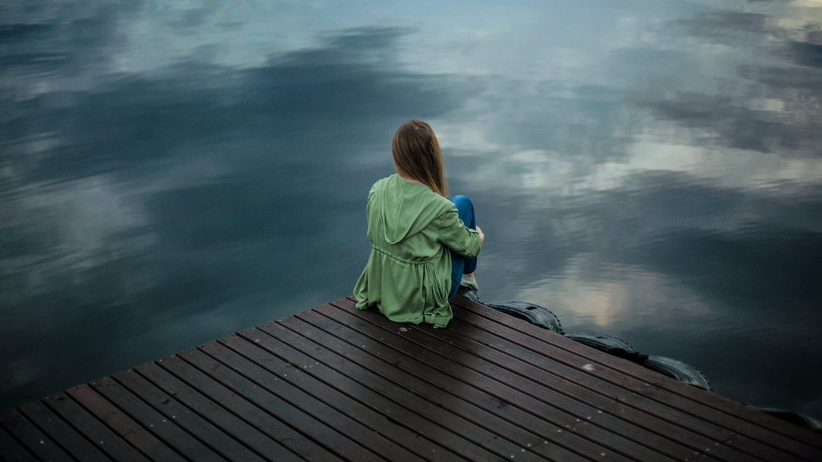 Viejos amigos en un nuevo sue&ntilde;o: una charla, una risa, y el coraz&oacute;n que revive memorias guardadas. Foto: Internet/Significado de los sue&ntilde;os.