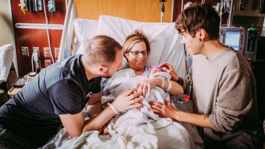 Una madre-abuela de 61 años dio a luz a una beba para que su hijo gay sea padre