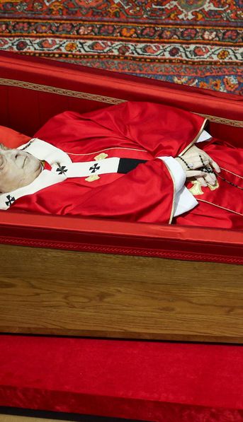 En qué consiste la tanatopraxia, el embalsamamiento moderno para preservar el cuerpo del papa Francisco