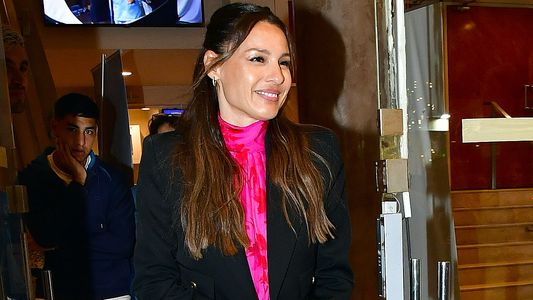 Pampita disfrutó con amigas una salida teatral: qué obra fue a ver