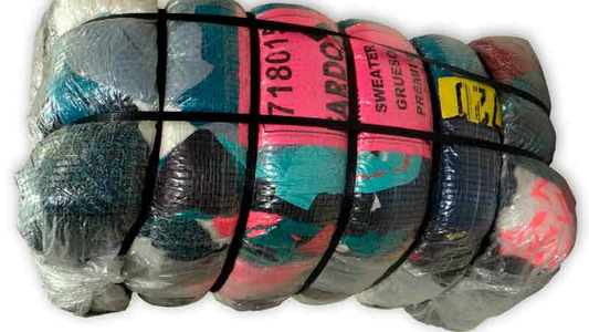 Desierto de Atacama con montañas de basura textil: Yo crecí con la ropa usada