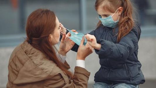 La pandemia de coronavirus esta lejos de haber terminado, advierten desde la OMS