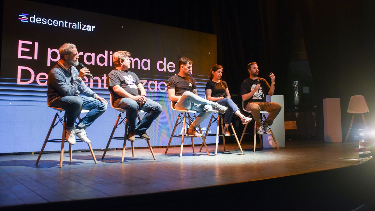 Criptomonedas y Blockchain: uno de los paneles de Descentralizar durante el año 2022