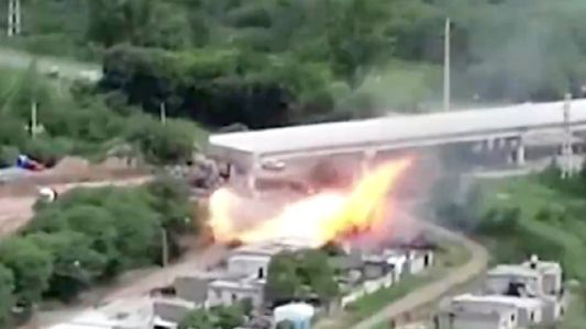 Video: trabajaban en la calle, dañaron una cañería de gas y generaron una gravísima explosión