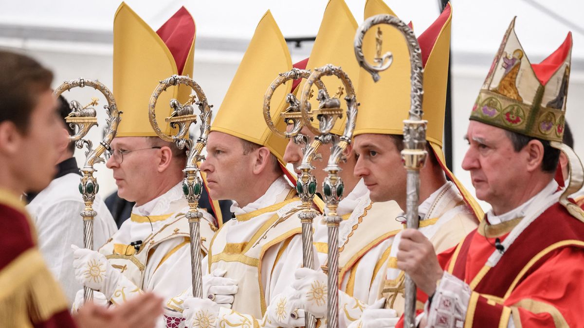 Los cuatro obispos ordenados en desafío al Papa y los celebrantes, excomulgados de la Iglesia católica. (Foto: Gentileza Vatican News)