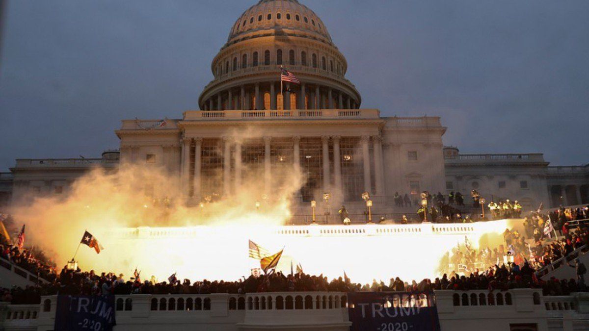 Incidentes en la sesión por Biden: disturbios en el Capitolio, toque de queda y una fallecida