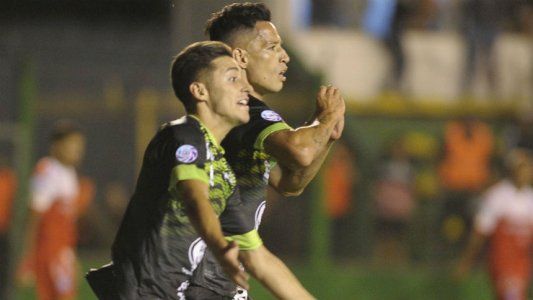En la última jugada del partido, Alexis Castro subió a Defensa a la cima del campeonato