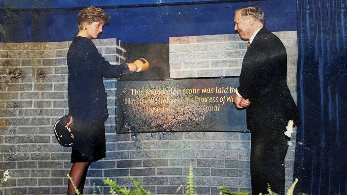 Lady Di coloca la cápsula del tiempo junto a la piedra fundamental del hospital de niños en Londres en 1991. (Foto: Gentileza The Independent)