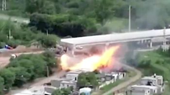 Video: trabajaban en la calle, dañaron una cañería de gas y generaron una gravísima explosión