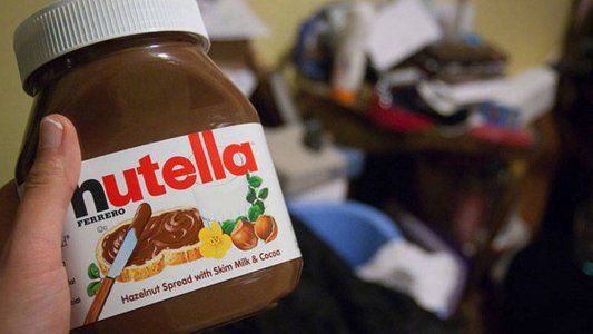 Una noche de pasión con Nutella terminó en el hospital por un ataque de hormigas