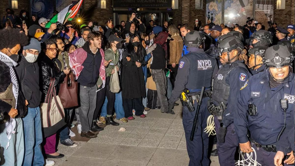 Estudiantes de la NYU (Universidad de Nueva York) cara a cara con la policía (Foto: gentileza The Mirror).