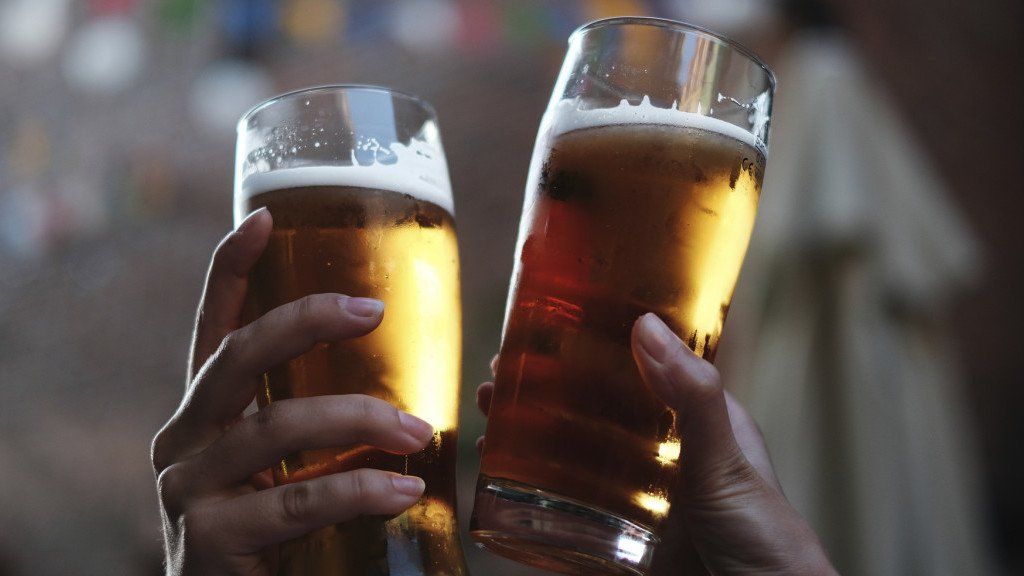 Según un estudio, cada vez menos gente toma cerveza con alcohol en el mundo