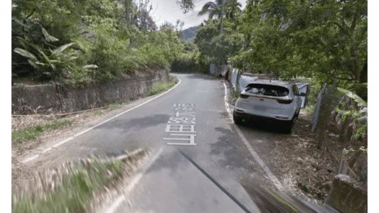 Detuvieron el auto, tuvieron sexo apoyados en el capot y fueron captados por Google Maps