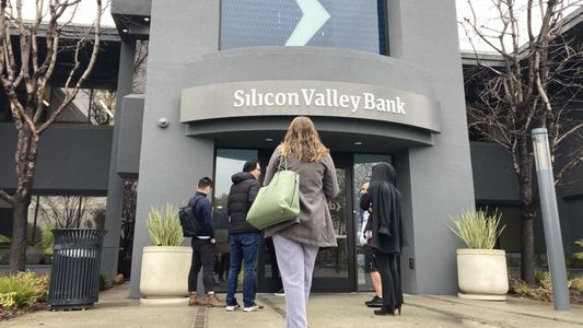 Compran al Silicon Valley Bank para intentar superar la crisis bancaria más grande desde 2008