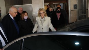 Luego del responso, la diva de los almuerzos acompañó desde su auto los restos de Nelly Trenti hasta su morada final.&nbsp;