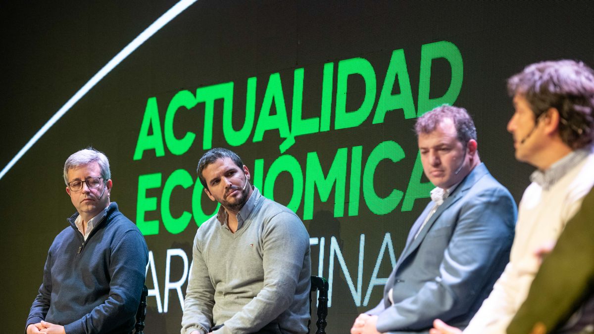 Productores y especialistas en semillas de soja, juntos en el evento de Don Mario. 