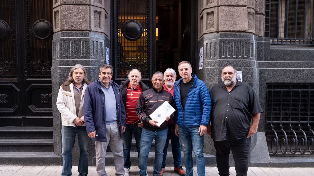 Representantes sindicales presentaron un documento en el Ministerio de Economía con el reclamo de familias endeudadas y Pymes. (Foto: prensa CGT).