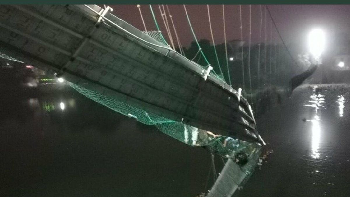 Se derrumbó un puente colgante en la India y hay al menos 91 muertos