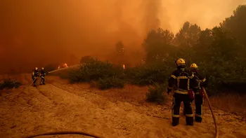 Los bomberos trabajan para extinguir las llamas durante un incendio forestal en Lege-Cap-Ferret, en el departamento de Gironda. (Foto: Reuters)