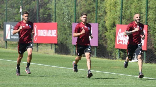 Gallardo volvió a ensayar con línea de tres y probó con Scocco de titular para visitar a Godoy Cruz