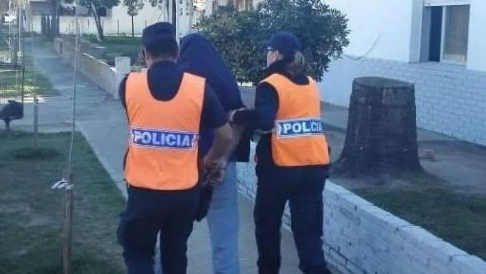 Asesinó a puñaladas a su ex mujer en plena calle: los vecinos lo atraparon y entregaron a la policía