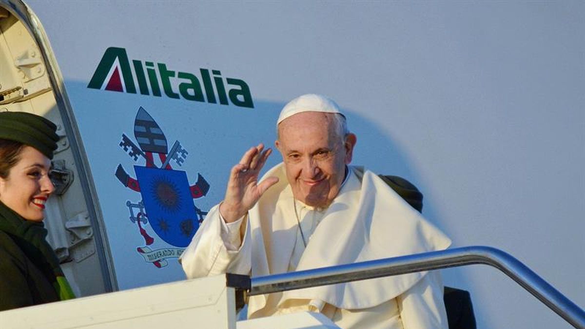 Alitalia ha sido durante varias décadas, la aerolínea oficial del Vaticano y ha transportado a los Papas .