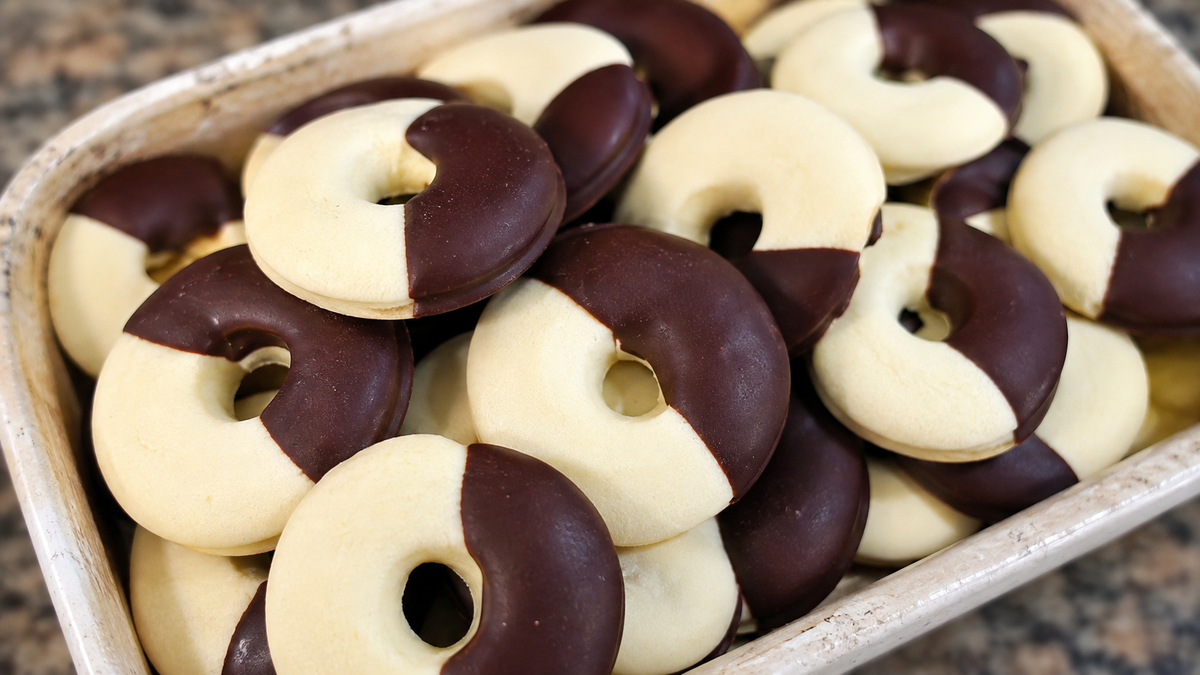 Anillitos de maicena y chocolate: la receta fácil para acompañarlos con el mate o café.