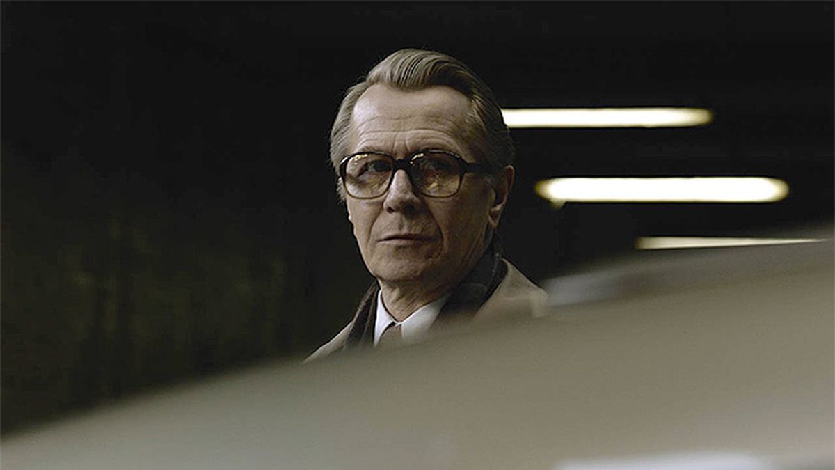 El camaleónico Gary Oldman encarna al agente George Smiley, un tipo triste, con un aspecto gris y aparentemente débil.